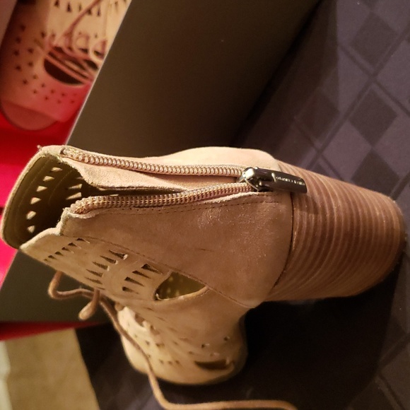 Vince Camuto size 10M shoes, Tan. - Picture 4 of 4